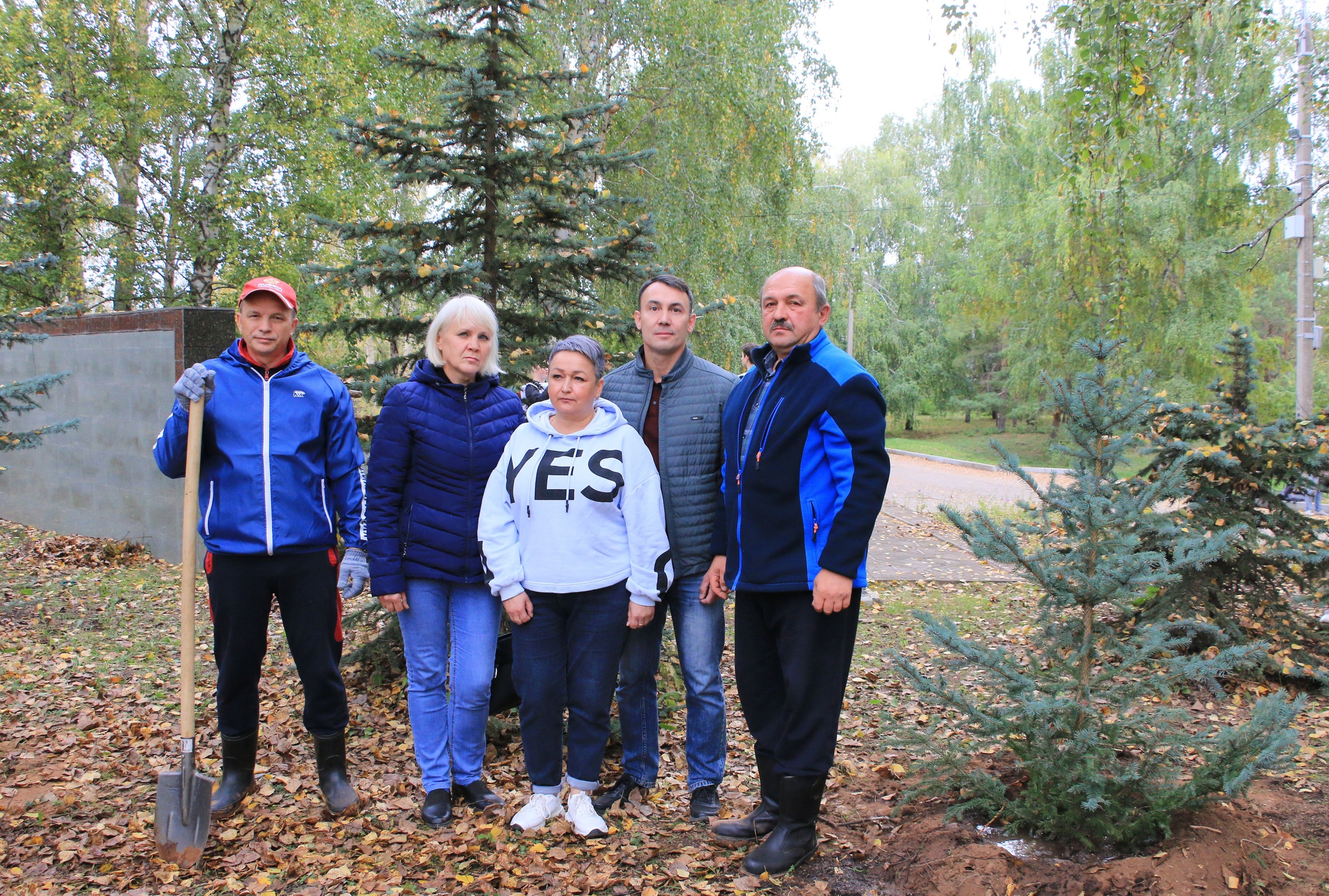 В Октябрьском посажены деревья на аллее в память о героях, погибших при защите независимости России